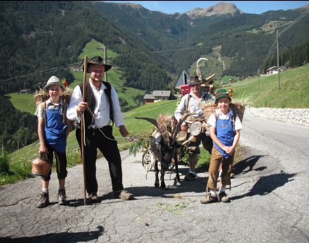 Eine Familie beim Almabtrieb